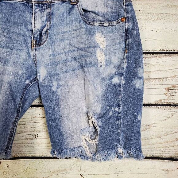 Vanity Women's Distressed Jean Shorts Size 30 Frayed Hem Bermuda Cutoff Blue Den - Picture 2 of 6